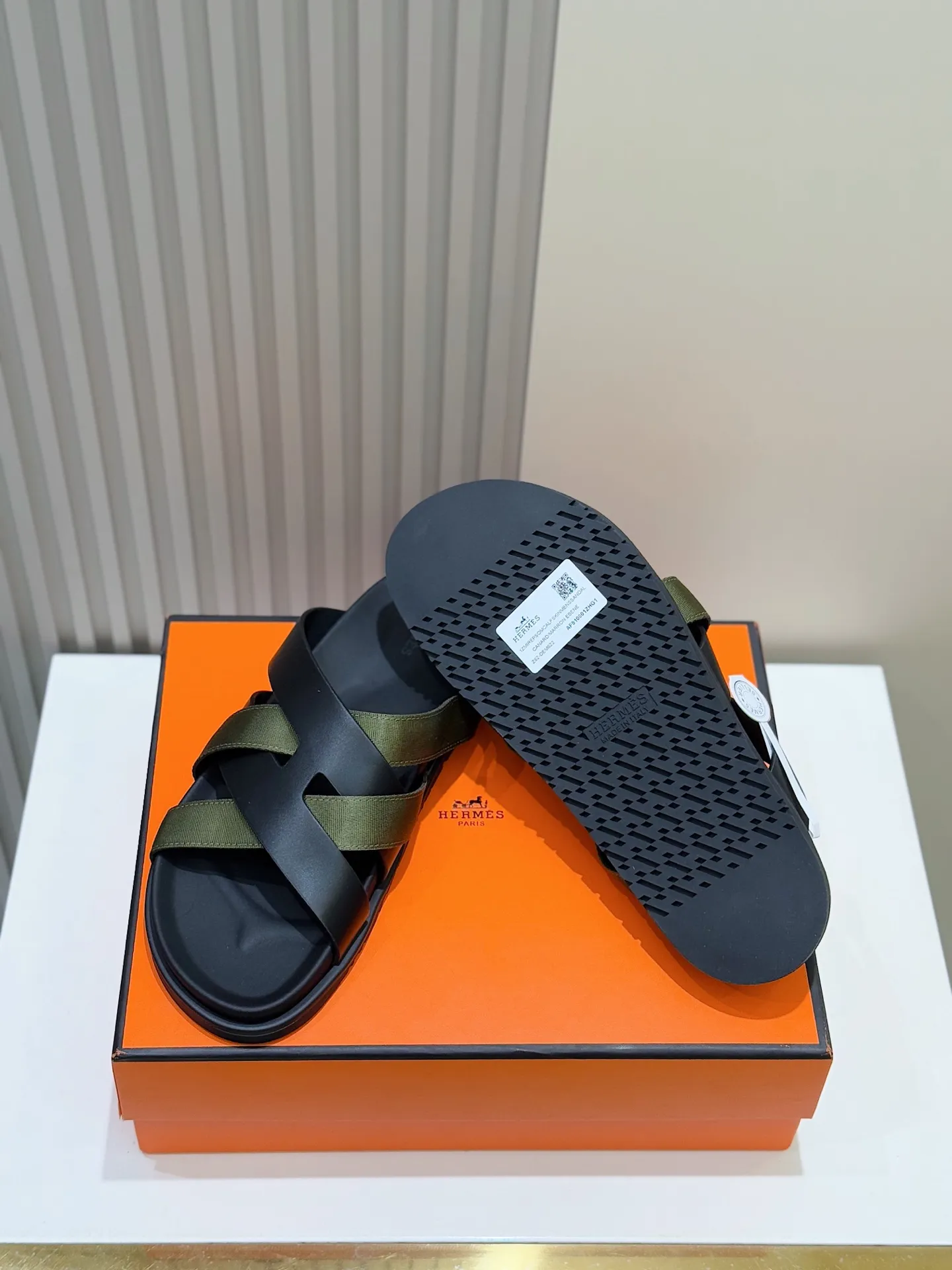Batch 280 Hermes men's Kazimir slippers - top quality woven calfskin functional sandals, with interwoven uppers inspired by the "H" iconic pattern to create a casual look, perfect for summer. Imported cowhide + cowhide lining + rubber outsole Size: 38-44 (.45.46 customized)